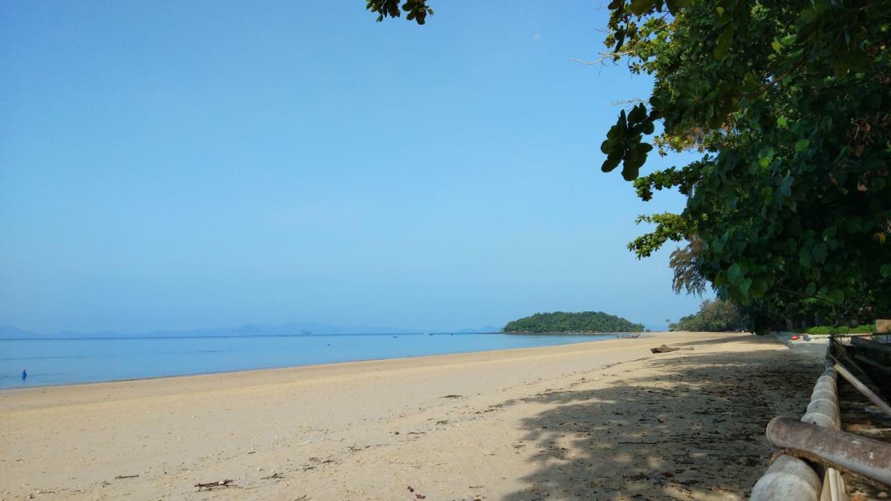 The Beach At Klong Muang Luaran gambar
