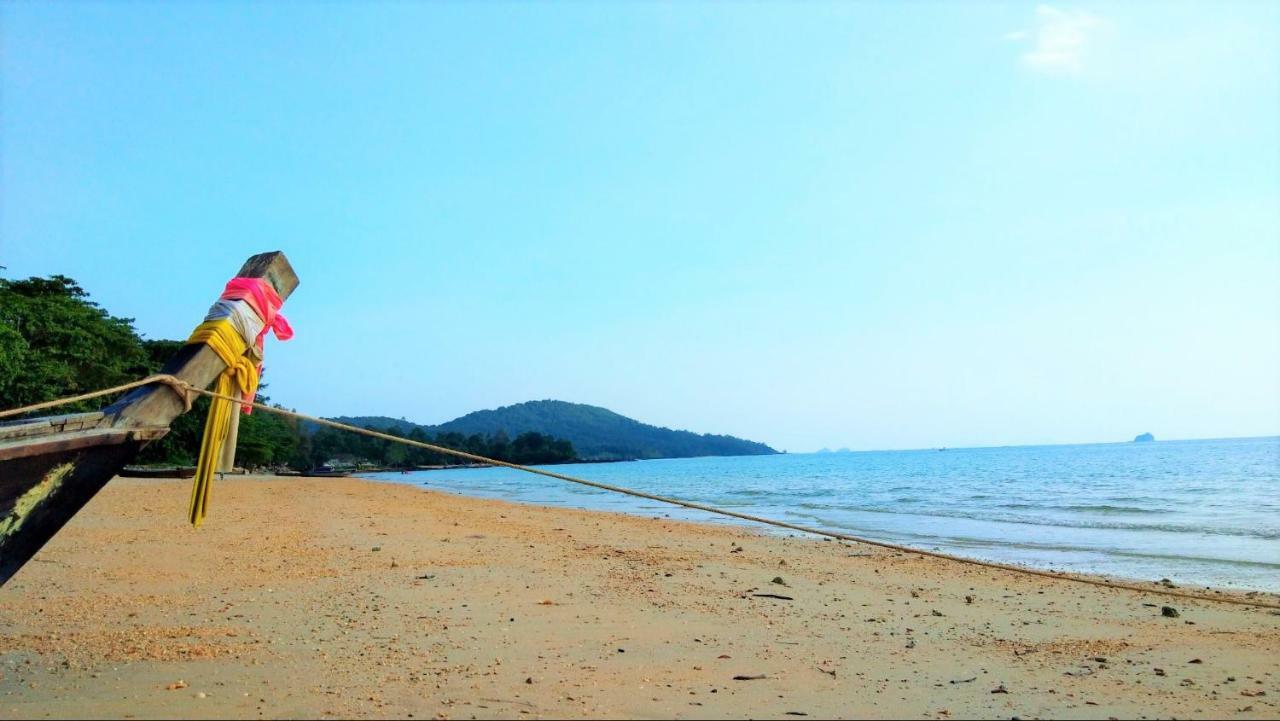 The Beach At Klong Muang Luaran gambar