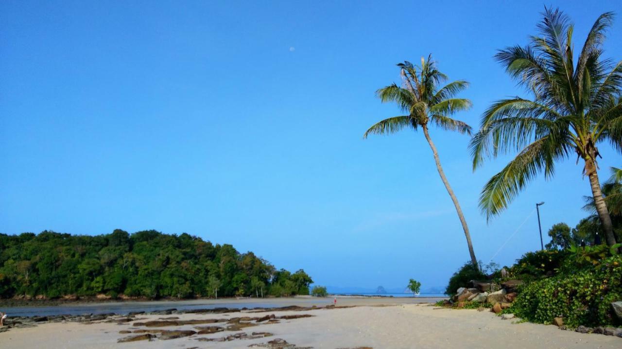 The Beach At Klong Muang Luaran gambar