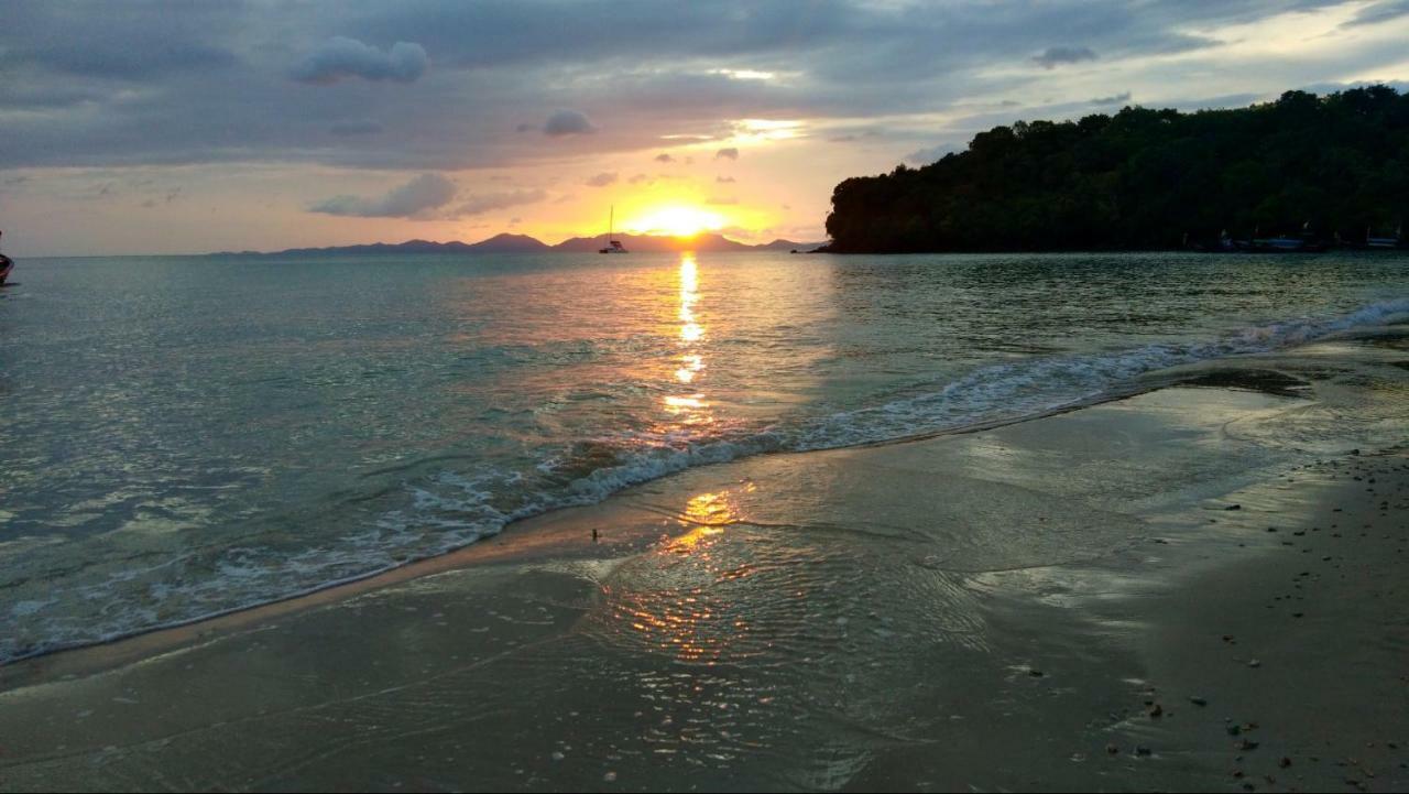 The Beach At Klong Muang Luaran gambar