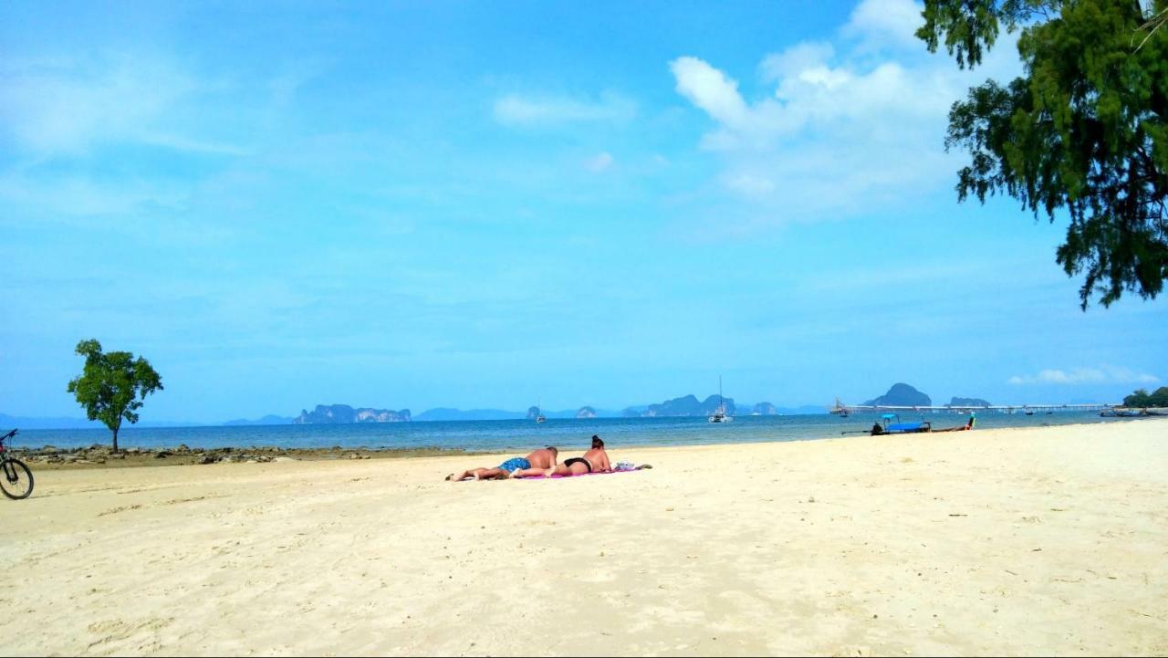 The Beach At Klong Muang Luaran gambar