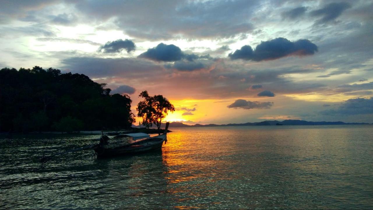 The Beach At Klong Muang Luaran gambar