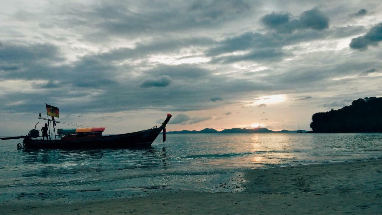 The Beach At Klong Muang Luaran gambar
