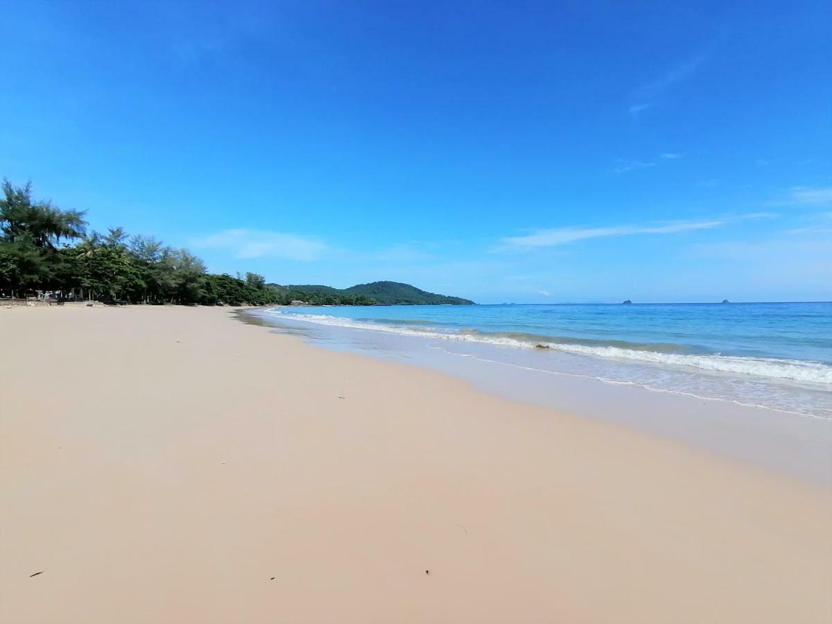 The Beach At Klong Muang Luaran gambar